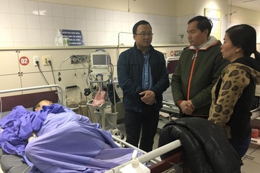 2 nạn nhân vụ xe bồn đối đầu xe khách phải chuyển lên tuyến trên