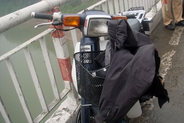 Cô gái trẻ nhảy cầu Chương Dương tự tử