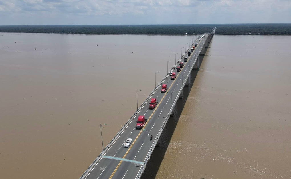 Chú rể vượt 80km rước dâu bằng 12 xe đầu kéo container ở Bến Tre - 1 Chú rể vượt 80km rước dâu bằng 12 xe đầu kéo container ở Bến Tre - 1