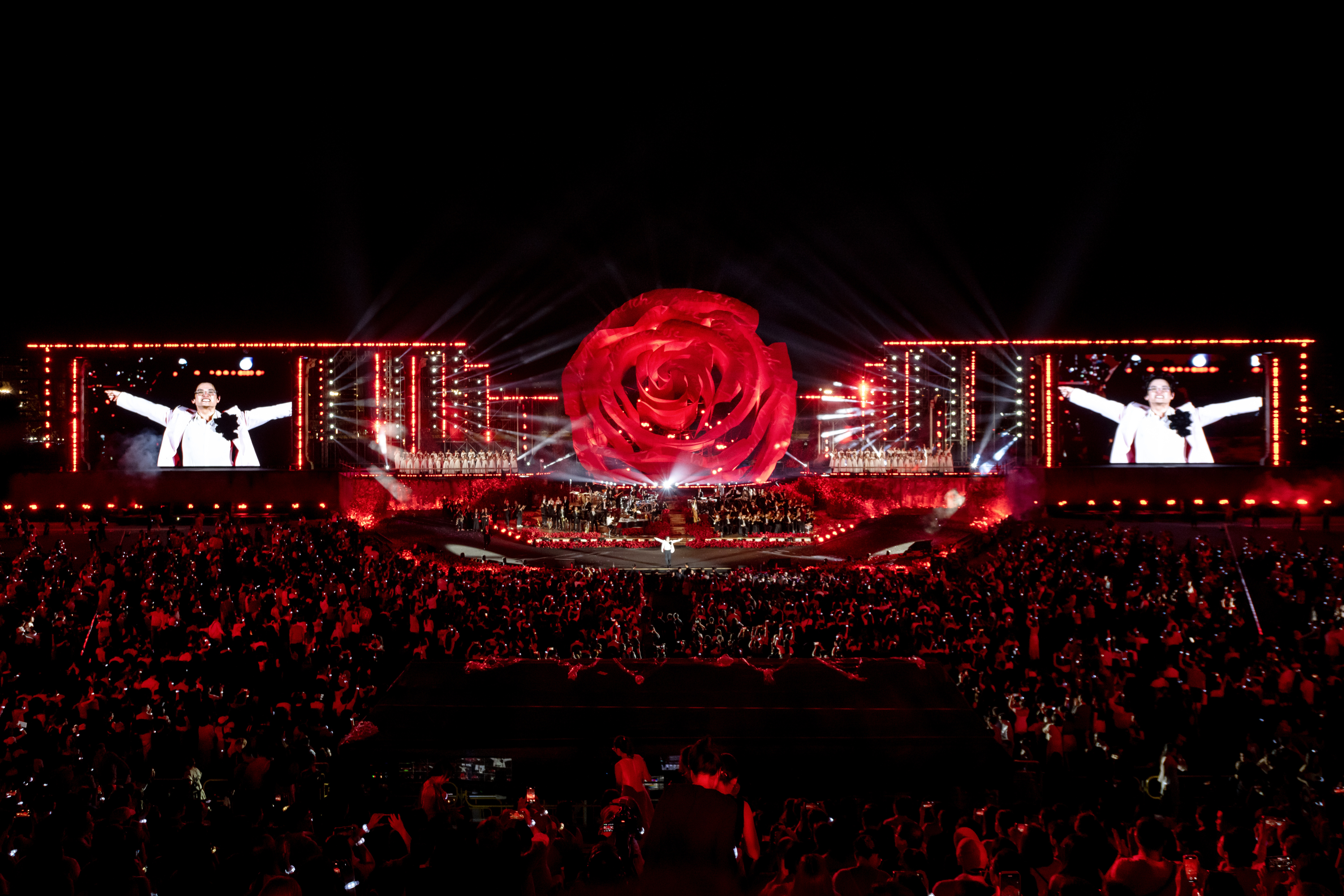 La Ciudad Global recibió a casi 30.000 espectadores en el concierto en vivo Sketch A Rose - 1 The Global City chào đón gần 30.000 khán giả tại live concert Sketch A Rose - 1