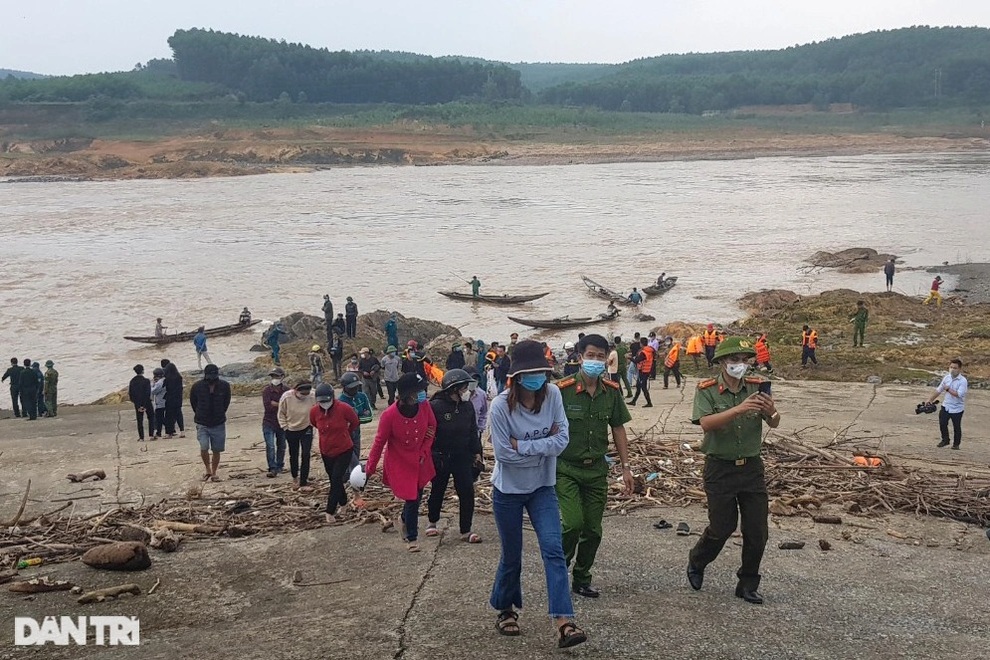 Giải cứu thành công Phó Giám đốc Sở và 6 người mắc kẹt, một người mất tích - 7 Giải cứu thành công Phó Giám đốc Sở và 6 người mắc kẹt, một người mất tích - 7