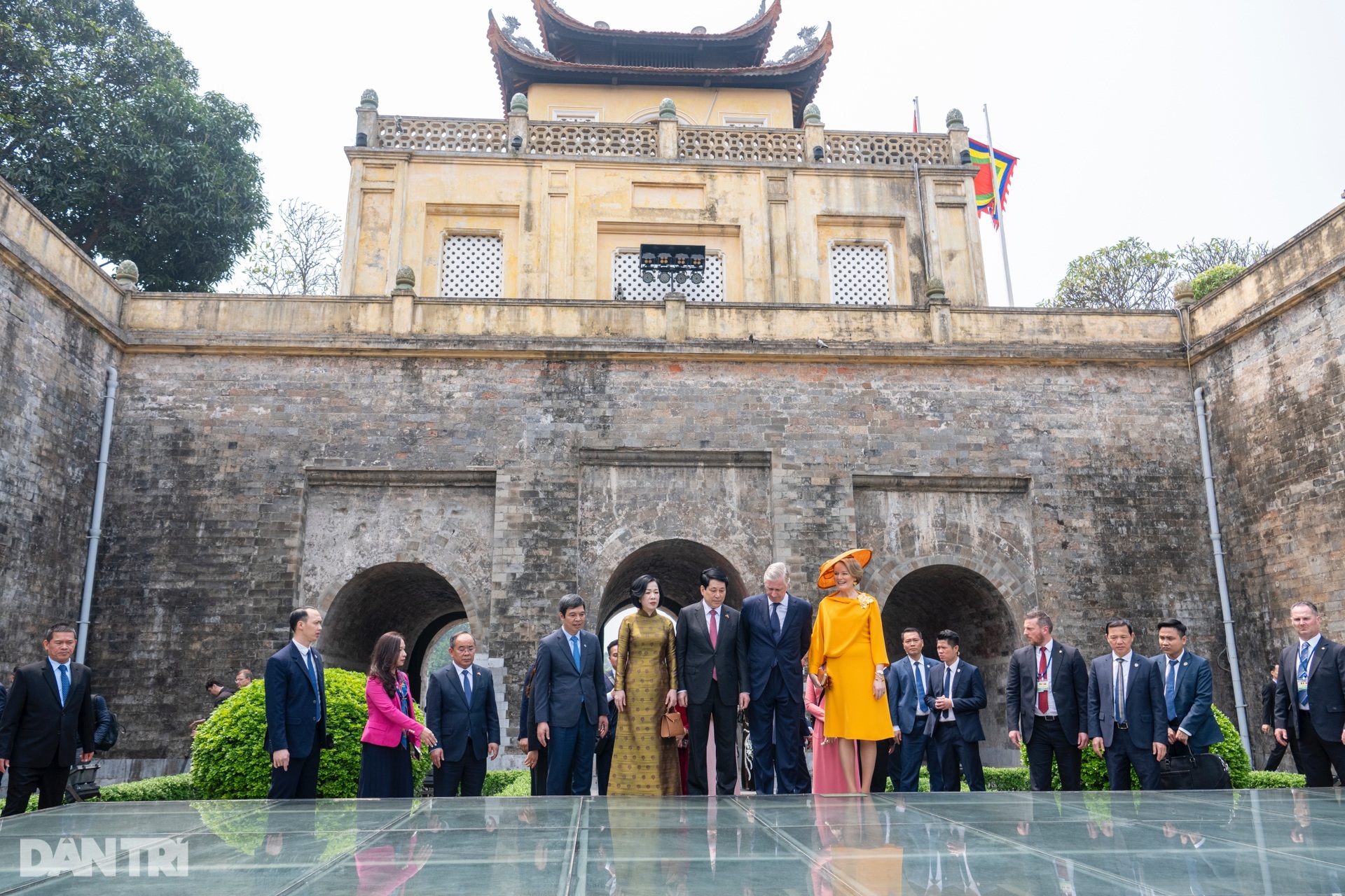 Phu nhân Minh Nguyệt cùng Hoàng hậu Bỉ thăm Nhà sàn Bác Hồ, cho cá ăn - 3 Phu nhân Minh Nguyệt cùng Hoàng hậu Bỉ thăm Nhà sàn Bác Hồ, cho cá ăn - 3