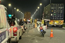 Đi xe máy va chạm với ô tô đầu kéo, 2 học sinh thương vong