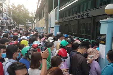 Ngàn người “rồng rắn” mua khẩu trang, dân buôn đòi 470.000 đồng/hộp