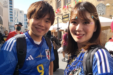 Giữa những tranh cãi, cổ động viên Nhật Bản vẫn là "sao sáng" tại Qatar