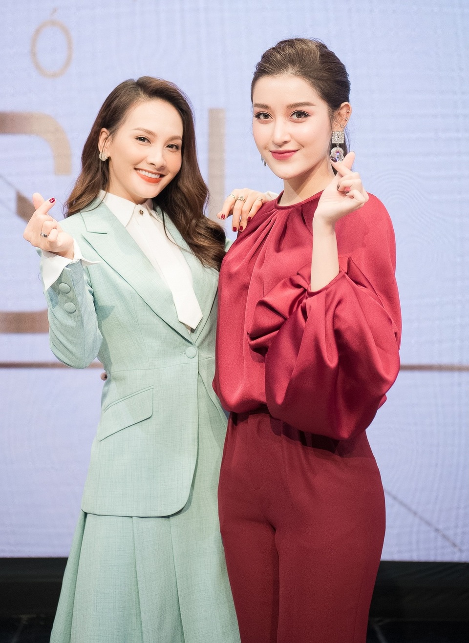 Đứng lên bục cao, Bảo Thanh vẫn bị Huyền My “dìm hàng” chiều cao - 1 Đứng lên bục cao, Bảo Thanh vẫn bị Huyền My “dìm hàng” chiều cao - 1