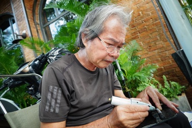 Thợ khắc chữ lâu năm nhất TPHCM, cả đời bám hè phố