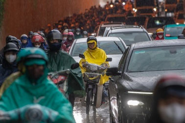 Mưa rả rích kéo dài, giao thông Hà Nội tê liệt nhiều tuyến đường