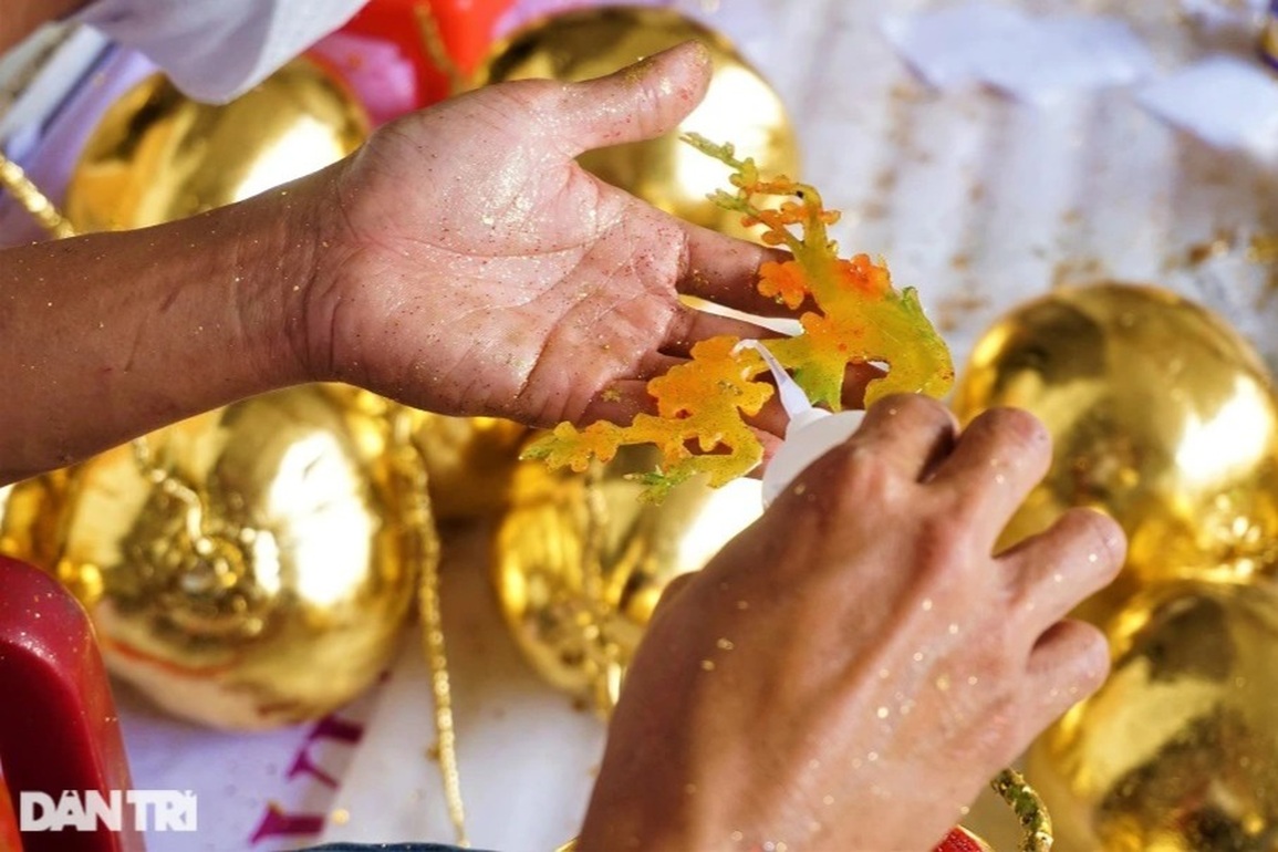 Dừa dát vàng 24k in hình linh vật hổ, hàng độc chơi Tết, đại gia săn lùng - 10 Dừa dát vàng 24k in hình linh vật hổ, hàng độc chơi Tết, đại gia săn lùng - 10