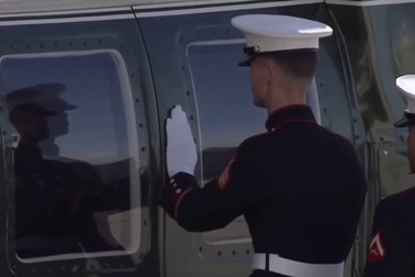Ông Trump chào sĩ quan thủy quân lục chiến khi xuống trực thăng Marine One
