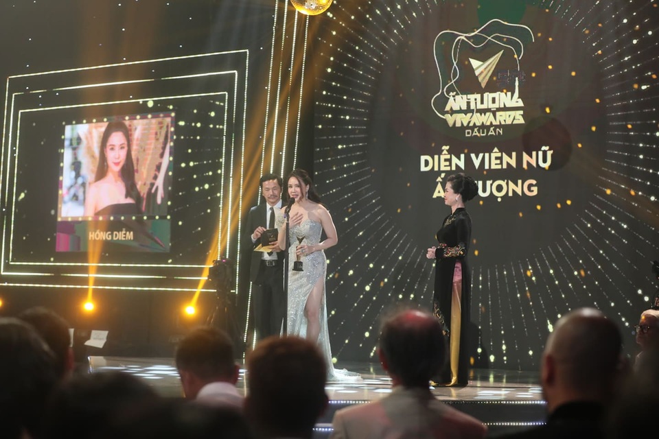 Hồng Diễm, Xuân Nghị xúc động khi lần đầu đoạt giải Diễn viên ấn tượng - 1 Hồng Diễm, Xuân Nghị xúc động khi lần đầu đoạt giải Diễn viên ấn tượng - 1