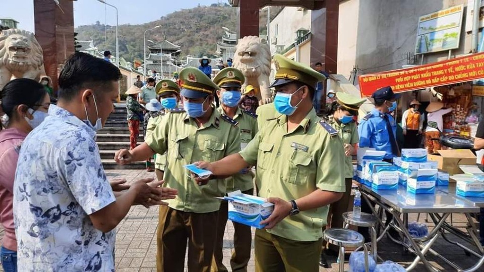 Hàng vạn khẩu trang được phát miễn phí cho người dân ĐBSCL trong mùa dịch - 3 Hàng vạn khẩu trang được phát miễn phí cho người dân ĐBSCL trong mùa dịch - 3