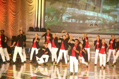 Hát “We will rock you” theo phong cách... hợp xướng