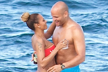 Cựu thành viên Spice Girls tình tứ với chồng trên biển