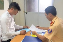 Xử phạt tài xế ô tô để trẻ em thò đầu ra ngoài qua cửa sổ trời