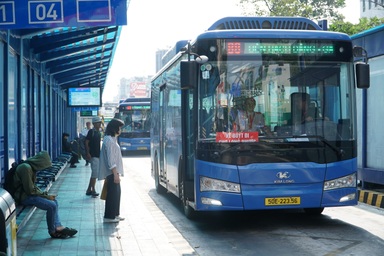 Lượng khách tăng cao, TPHCM dự tính làm làn ưu tiên xe buýt
