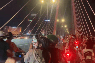 Hàng trăm người lên cầu Ba Son xem "ké" concert Anh trai say hi gây ùn tắc