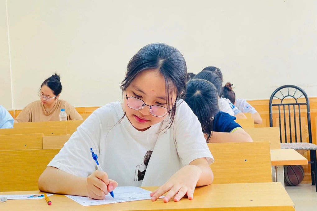 Trường THPT “hot” cuối cùng của Hà Nội thi vào lớp 10, căng thẳng 1 chọi 10 - 1 Trường THPT “hot” cuối cùng của Hà Nội thi vào lớp 10, căng thẳng 1 chọi 10 - 1