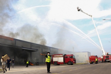 Xe thang cao tương đương tòa nhà 15 tầng diễn tập chữa cháy