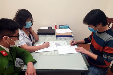 Quán cà phê trên phố cổ Hà Nội mở cửa bất chấp lệnh cấm