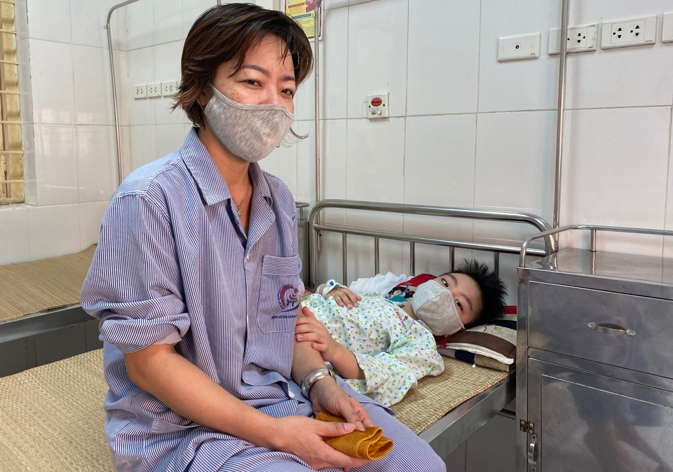 3 mẹ con cùng nằm viện vì sốt xuất huyết - 1 3 mẹ con cùng nằm viện vì sốt xuất huyết - 1