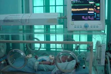 Trao tặng 105 máy đo bão hòa ôxy qua da cho 95 bệnh viện 