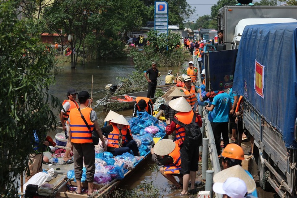 Hàng trăm đoàn thiện nguyện hướng về Quảng Bình, cứu trợ người dân vùng lũ - 1 Hàng trăm đoàn thiện nguyện hướng về Quảng Bình, cứu trợ người dân vùng lũ - 1