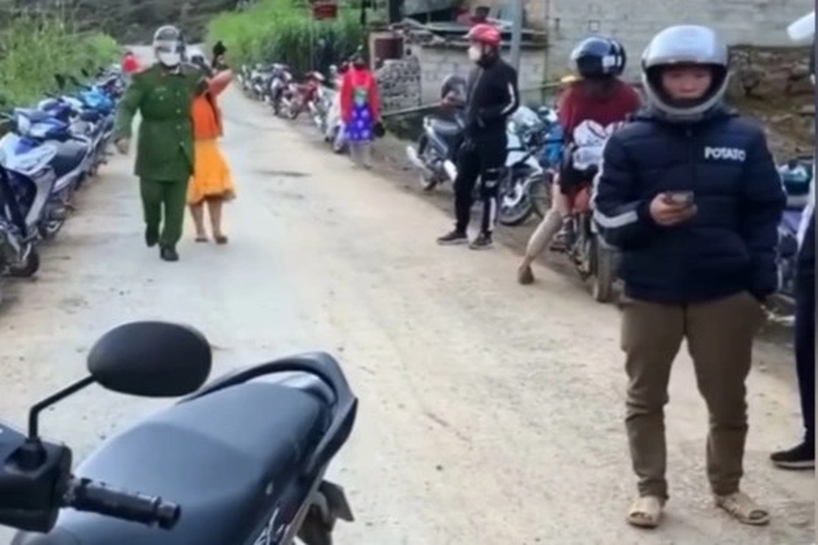 Công an giải cứu bé gái bị nam thanh niên bắt vợ - 3 Công an giải cứu bé gái bị nam thanh niên bắt vợ - 3