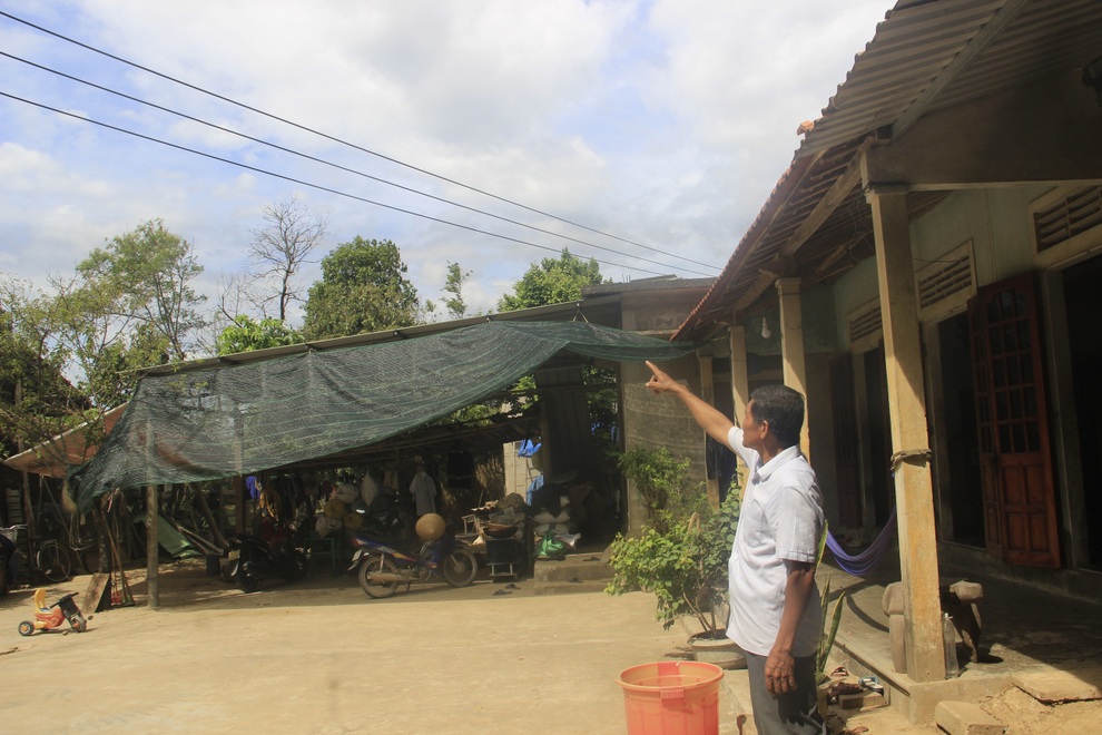 Nhà bị kẹp giữa 2 đường điện, dân bất lực kêu cứu suốt hàng chục năm - 1