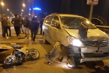 Xe "điên" tông nhiều xe máy, 4 người bị thương nặng