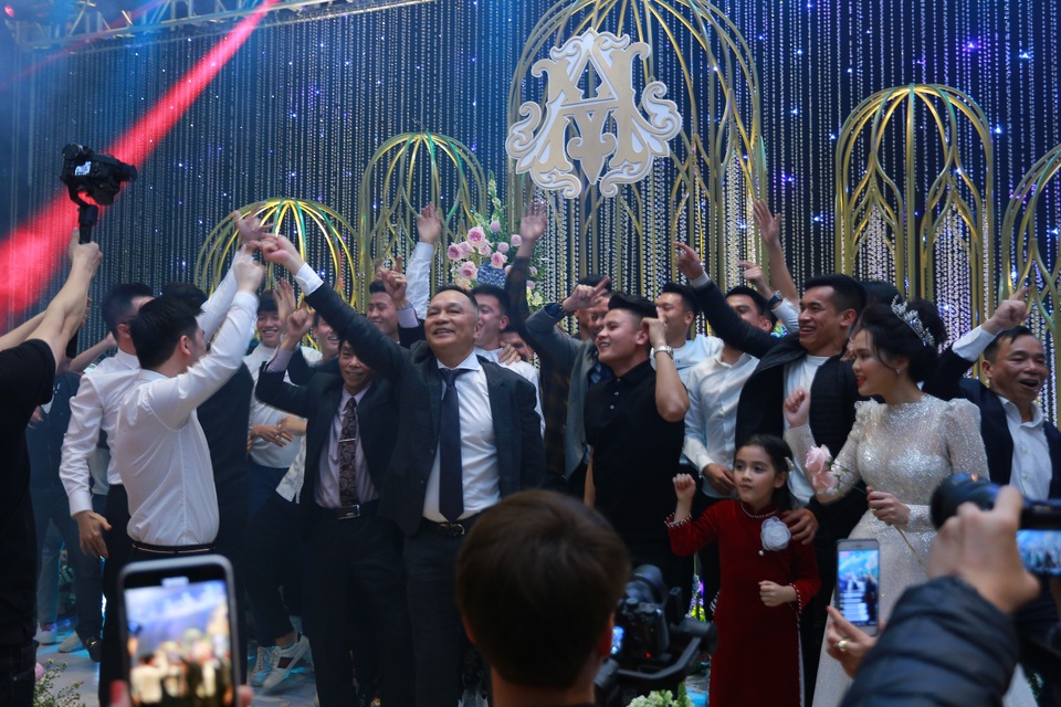 Vợ chồng Duy Mạnh hôn nhau, quẩy tưng bừng cùng dàn sao đình đám - 13 Vợ chồng Duy Mạnh hôn nhau, quẩy tưng bừng cùng dàn sao đình đám - 13
