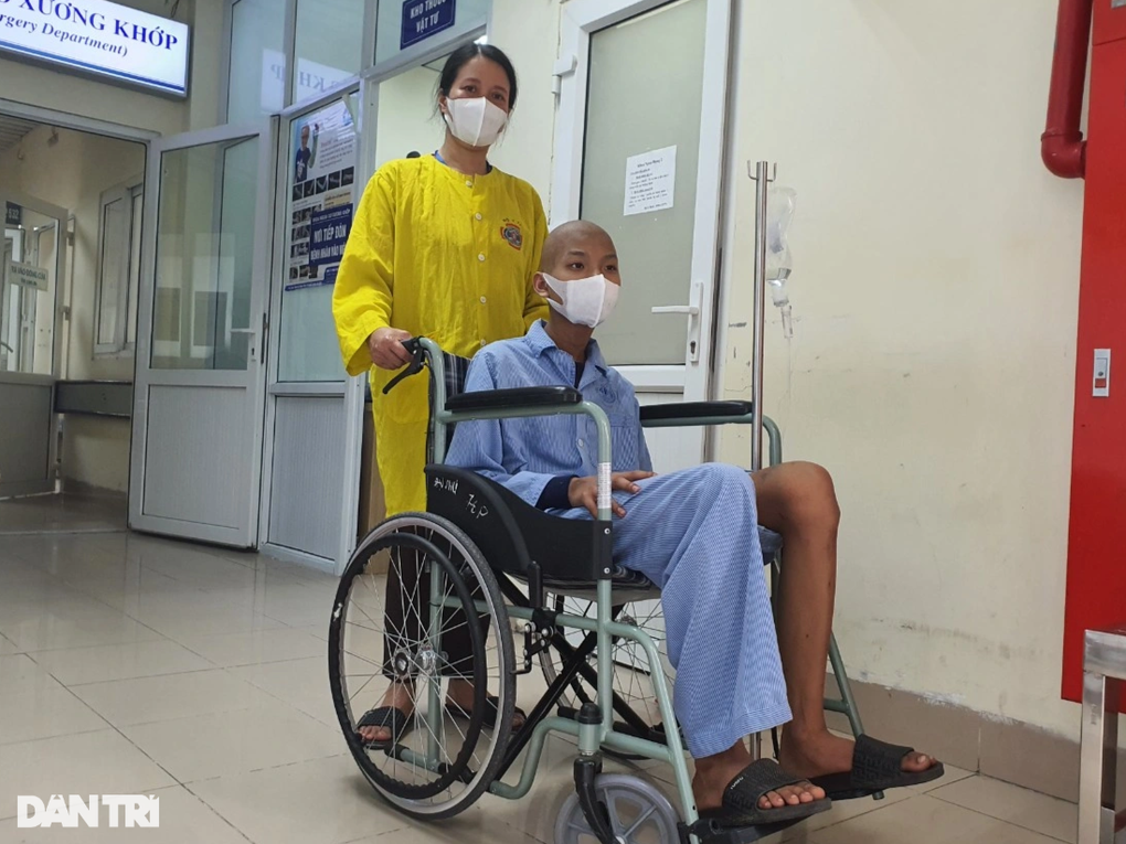 Bạn đọc giúp đỡ chàng trai mắc ung thư đã khỏe mạnh và đi lại - 2 Bạn đọc giúp đỡ chàng trai mắc ung thư đã khỏe mạnh và đi lại - 2
