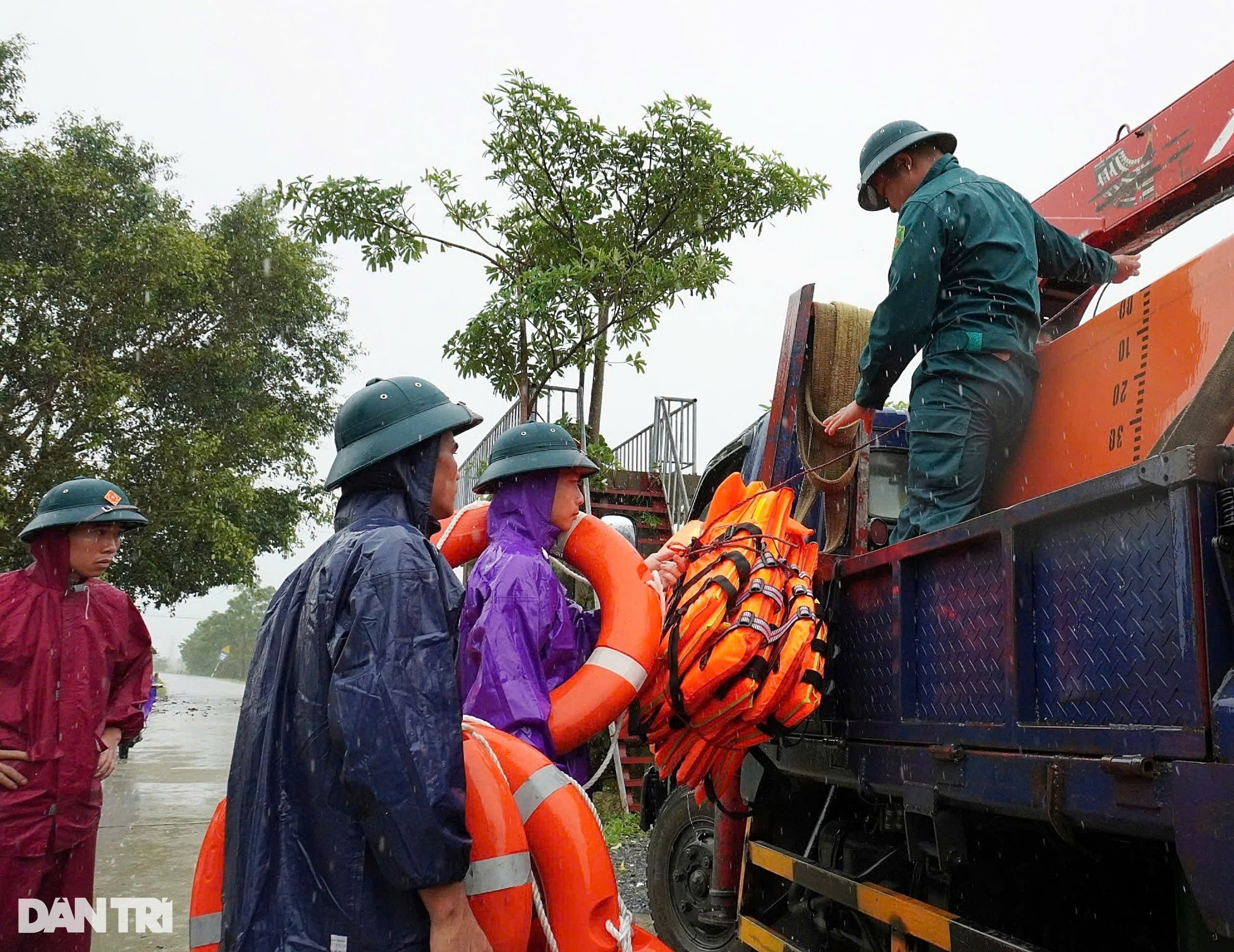 Hà Nội: Nhà chìm giữa ốc đảo, mẹ ôm con 9 tháng tuổi tháo chạy - 4