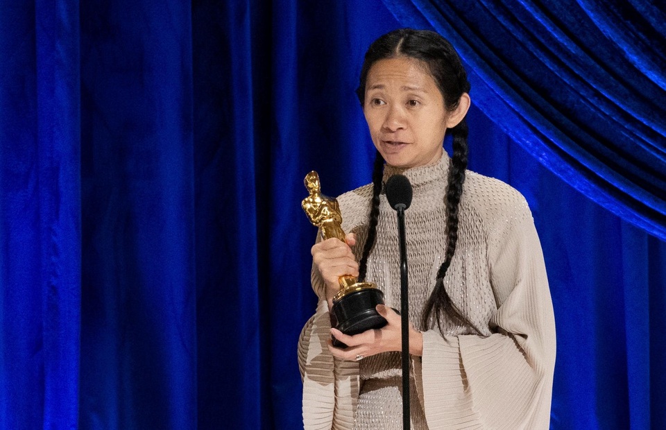 Xuất hiện mặt mộc tại giải Oscar, nữ đạo diễn Châu Á gây bàn luận - 2 Xuất hiện mặt mộc tại giải Oscar, nữ đạo diễn Châu Á gây bàn luận - 2