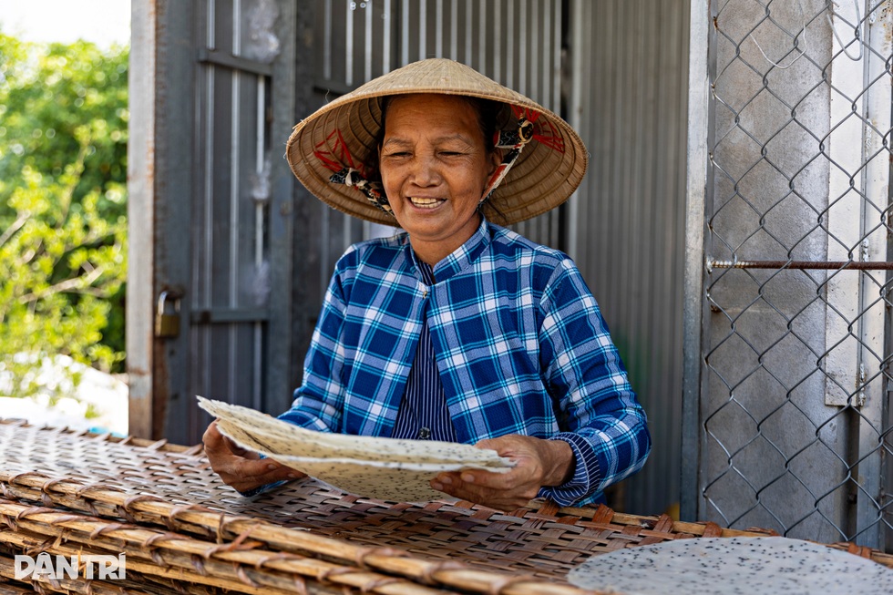 Làng bánh tráng lớn nhất miền Tây suốt đêm đỏ lửa phục vụ Tết - 4 Làng bánh tráng lớn nhất miền Tây suốt đêm đỏ lửa phục vụ Tết - 4