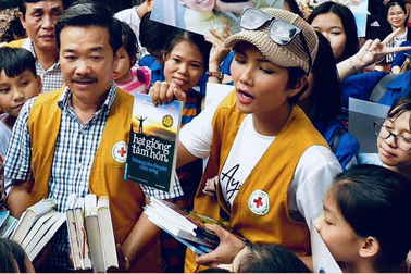 Hoa hậu Hen Nie truyền cảm hứng, tặng sách “Hạt giống tâm hồn” cho trẻ em mồ côi