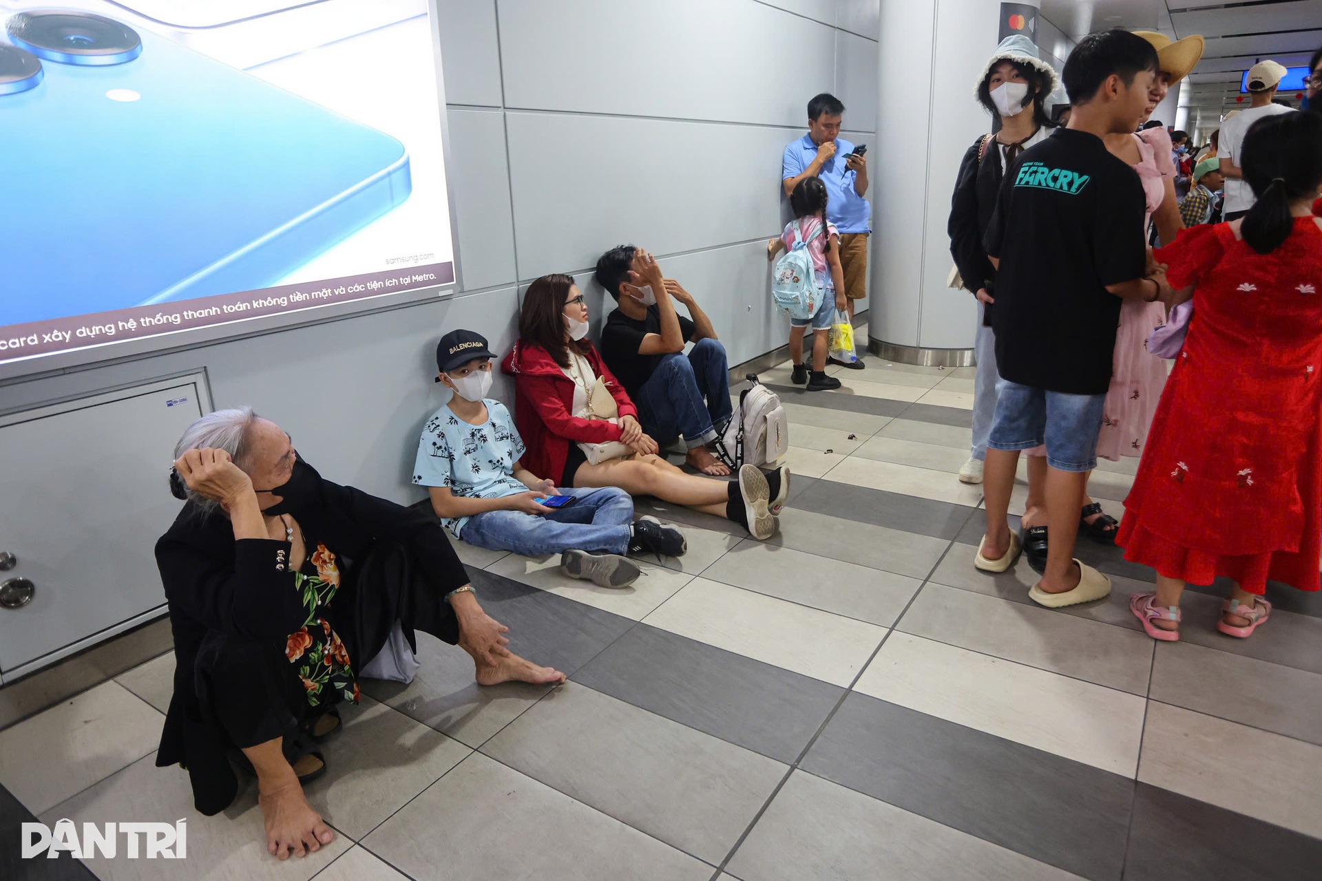 Hành khách chờ cả tiếng vẫn chưa lên được Metro số 1 - 4 Hành khách chờ cả tiếng vẫn chưa lên được Metro số 1 - 4