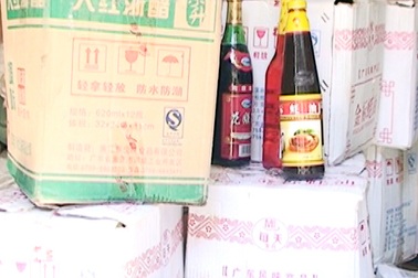 Phát hiện giấm “tẩy” thịt, cá ôi thiu thành... tươi 
