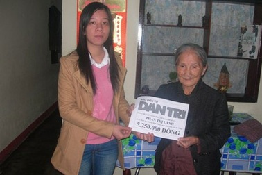 Quà nhân ái tiếp tục đến với cụ bà bán vé số dạo