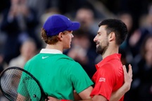 Djokovic cùng nhánh Sinner, Alcaraz "dễ thở" tại Wimbledon