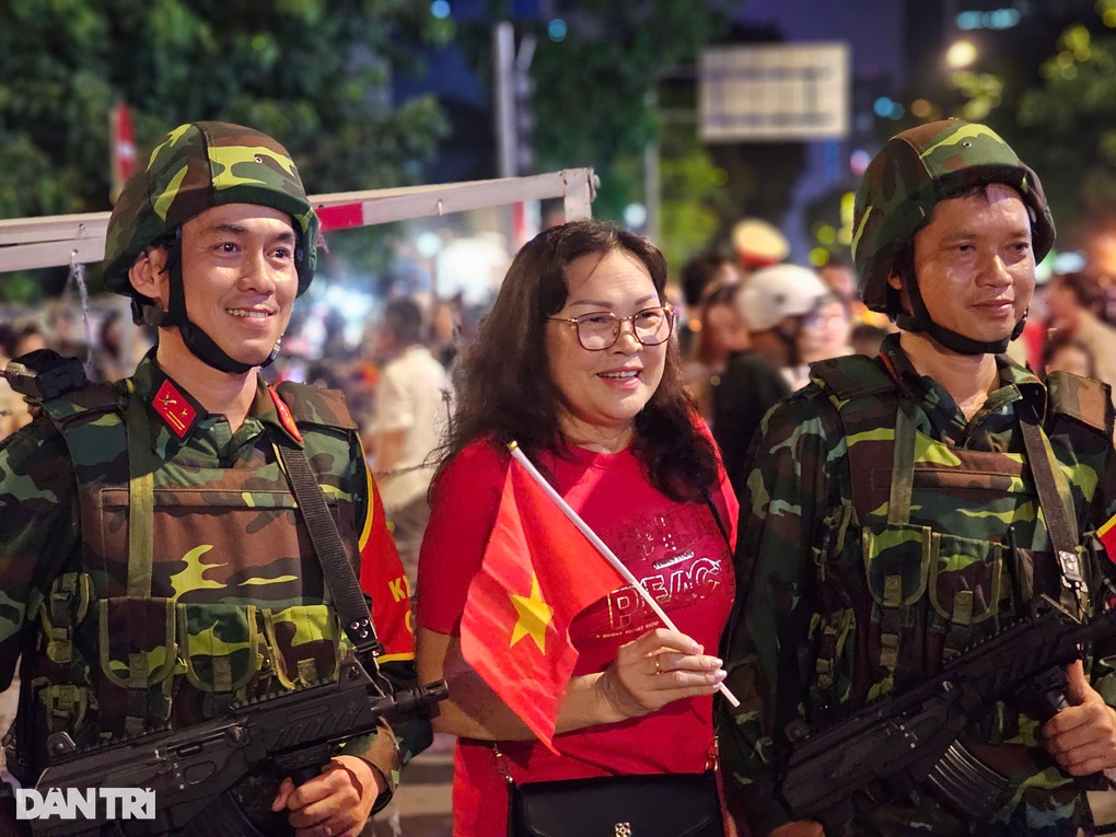 Trình diễn trống hội trong đêm hợp luyện diễu binh tại TPHCM - 3 Trình diễn trống hội trong đêm hợp luyện diễu binh tại TPHCM - 3