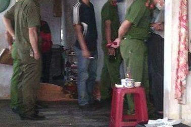 1 người đàn ông mua xăng về nhà châm lửa tự thiêu