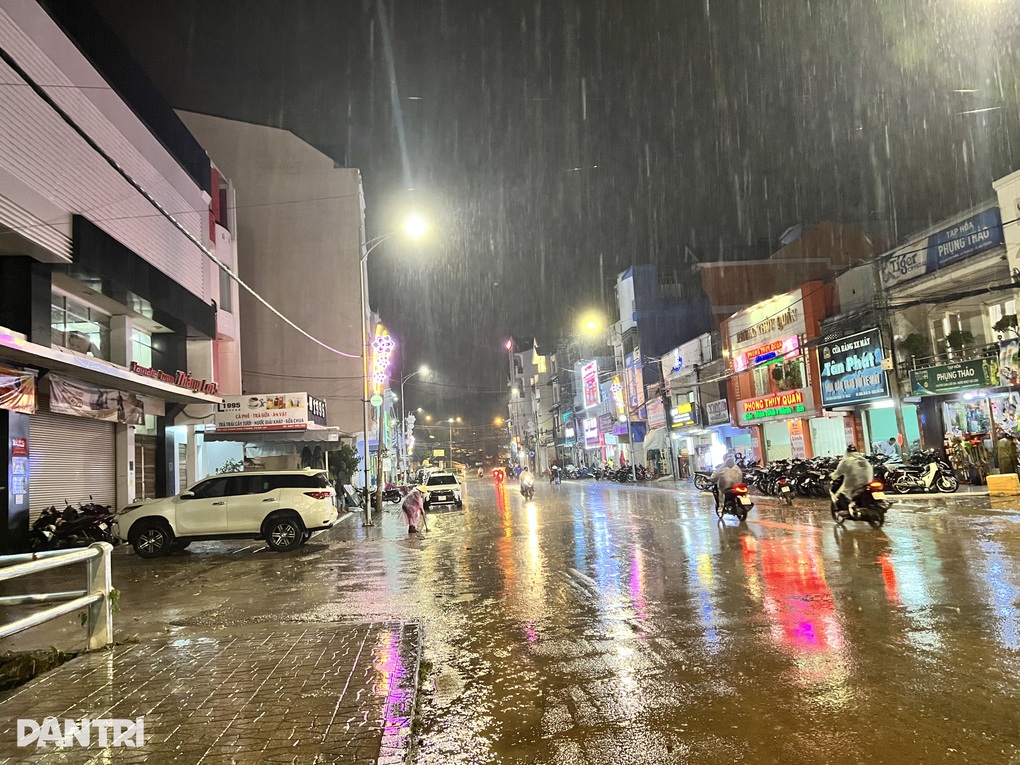 Đường phố Đà Lạt thành sông trong cơn mưa lớn - 2 Đường phố Đà Lạt thành sông trong cơn mưa lớn - 2