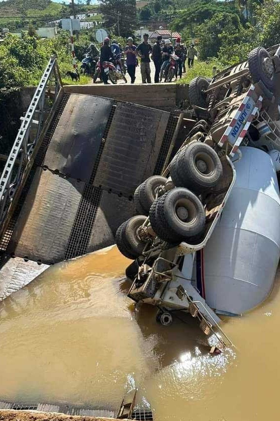 Cầu vừa sửa xong bất ngờ đổ sập khi xe trộn bê tông chạy qua - 1