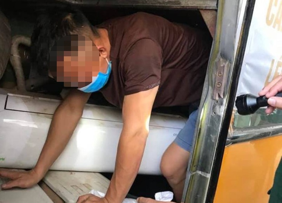 Chui vào gầm xe khách để... trốn cách ly - 2 Chui vào gầm xe khách để... trốn cách ly - 2