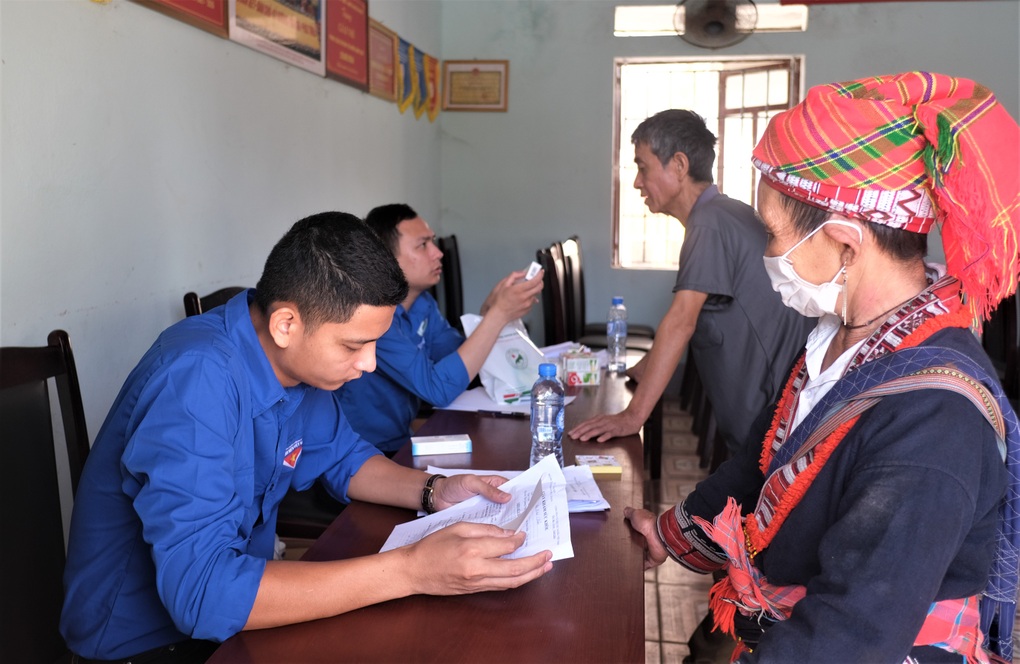 Người dân nghèo vùng cao vui mừng khi được khám bệnh, nhận thuốc miễn phí - 12 Người dân nghèo vùng cao vui mừng khi được khám bệnh, nhận thuốc miễn phí - 12
