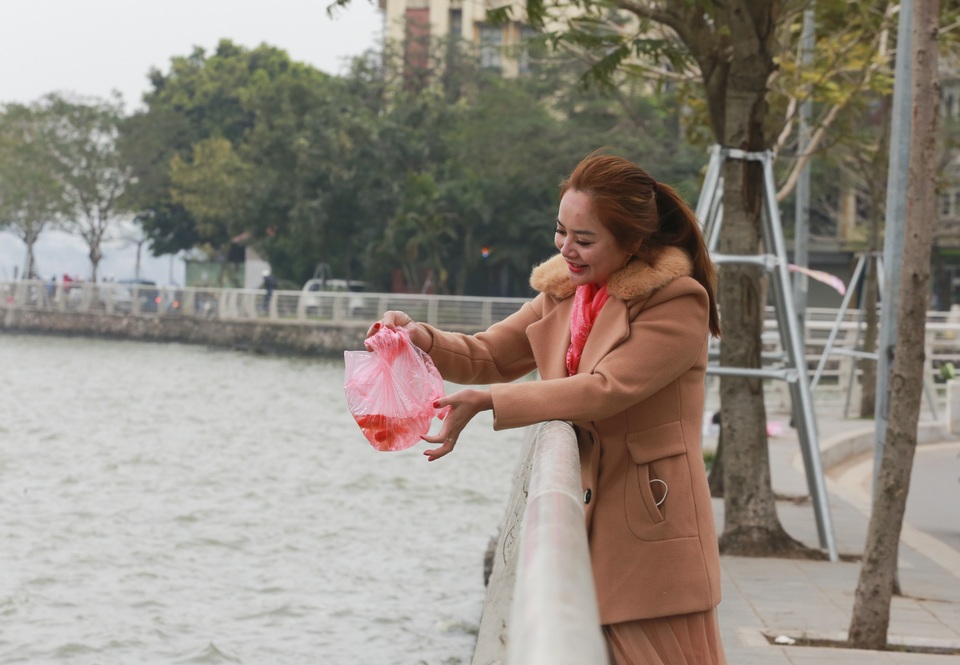 Hà Nội: Người dân nhộn nhịp đi thả cá chép tiễn ông Táo về trời - 6 Hà Nội: Người dân nhộn nhịp đi thả cá chép tiễn ông Táo về trời - 6
