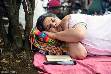 Người dân mang gối ra ngủ giữa đường để hưởng ứng “Ngày lười biếng”