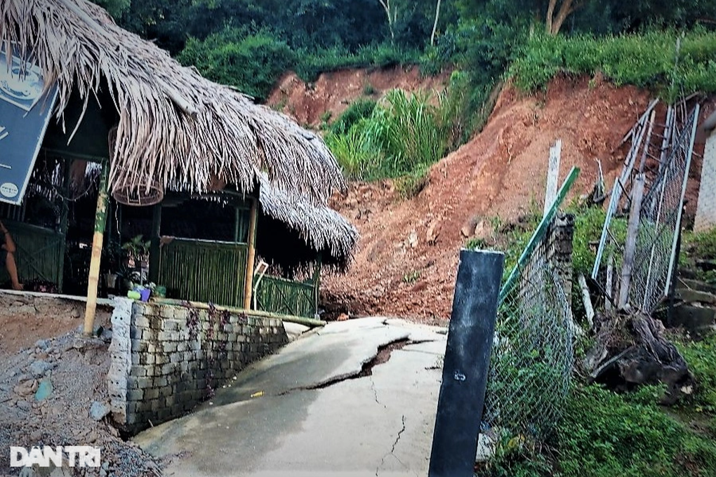 Sau mưa lũ, người dân đối mặt hiểm họa nứt núi - 2 Sau mưa lũ, người dân đối mặt hiểm họa nứt núi - 2