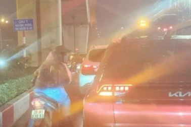 Lộ danh tính người đi xe máy chuyên gõ cửa ô tô xin tiền ở Hà Nội